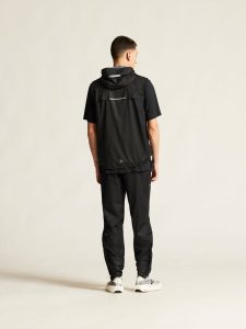 1915888-9999_PRO20Hydro20Lightweight20Vest20M_closeup3