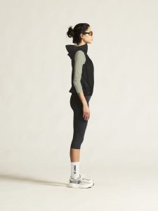 1915889-9999_PRO20Hydro20Lightweight20Vest20W_closeup2