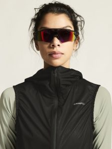 1915889-9999_PRO20Hydro20Lightweight20Vest20W_closeup5