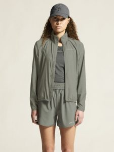 1915941-647000_Core20Essence20Wind20Jacket20W_closeup4