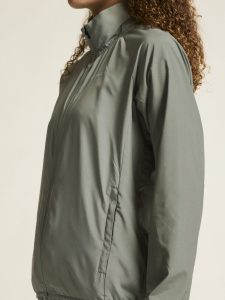 1915941-647000_Core20Essence20Wind20Jacket20W_closeup5