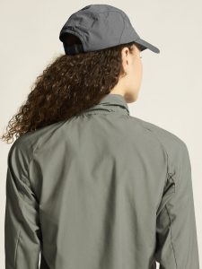 1915941-647000_Core20Essence20Wind20Jacket20W_closeup6