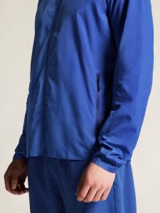 1915942-3310_CORE20Essence20Wind20Jacket20M_closeup6