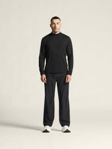 1916623-999000_CORE20Essence20wind20pants20M_closeup1
