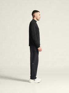 1916623-999000_CORE20Essence20wind20pants20M_closeup2
