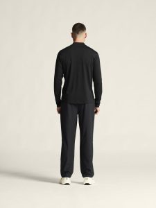 1916623-999000_CORE20Essence20wind20pants20M_closeup3
