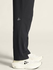 1916624-999000_CORE20Essence20wind20pants20W_closeup6