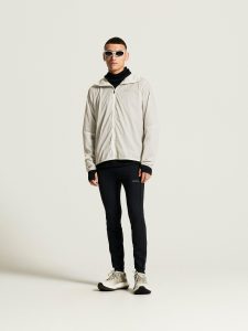 5059_2a7fc24d75_c17979-1050_packable-20wind-20jacket-20m_closeup1-1350x0-1