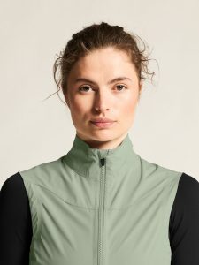 C17324-6300_Endur20Light20Wind20Vest20W_closeup5