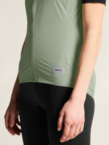 C17324-6300_Endur20Light20Wind20Vest20W_closeup6