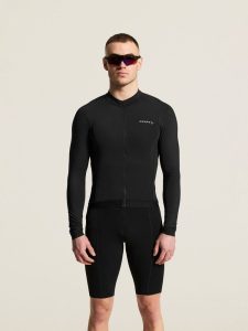 C17843-9990_Endur20Training20LS20Jersey20M_closeup4