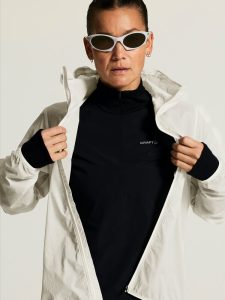 C17978-1050_Packable20Wind20Jacket20W_closeup15