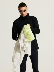C17979-1050_Packable20Wind20Jacket20M_closeup11