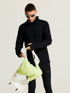 C17979-1050_Packable20Wind20Jacket20M_closeup12