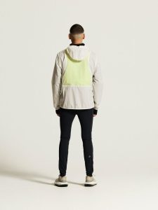 C17979-1050_Packable20Wind20Jacket20M_closeup3