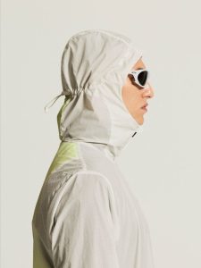 C17979-1050_Packable20Wind20Jacket20M_closeup8