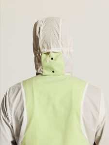 C17979-1050_Packable20Wind20Jacket20M_closeup9