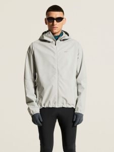 C17981-9220_Essence20Hydro20Jacket20220M_closeup4