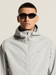 C17981-9220_Essence20Hydro20Jacket20220M_closeup5