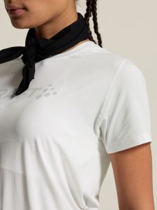 C18000-1000_Essence20Logo20Tee20220W_closeup6